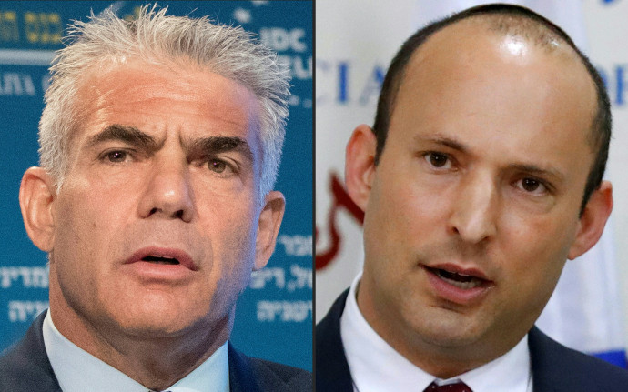 Balra Jaír Lapid, centrista miniszterelnök-jelölt, jobbra pedig Naftali Bennett szélsőjobboldali politikus, aki szintén miniszterelnök lenne, jelenleg pedig a mérleg nyelve – Fotó: Jack GUEZ / AFP