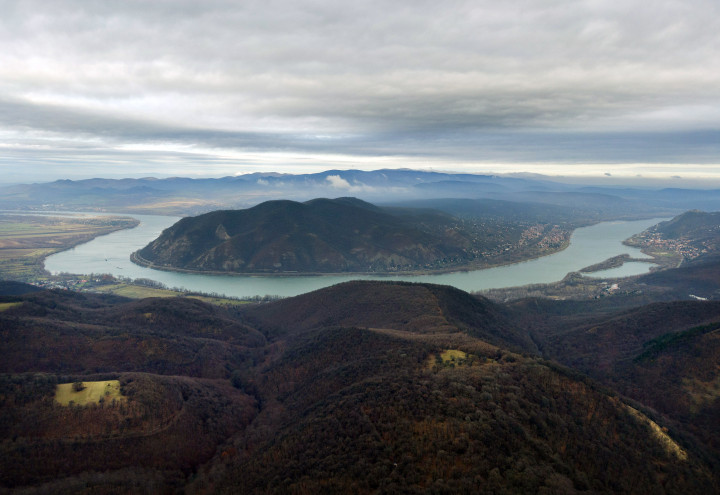 A Dunakanyar látképe a Pilis felől nézve 2020. december 9-én – Fotó: Máthé Zoltán / MTI