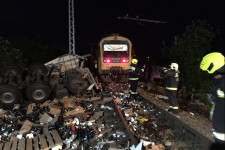 Kettészakadt a vonat, miután kamionnal ütközött