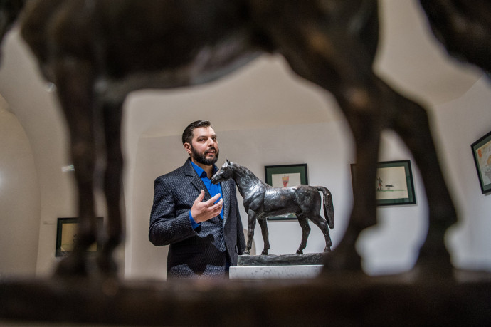 Közel kilencszeresére nőtt tavaly a vadászati kiállítás agancskapuját készítő szobrász cégének nyeresége