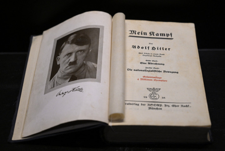 A Mein Kampf egyik példánya a Buenos Aires-i Holokauszt Múzeumban 2019. november 29-én – Fotó: JUAN MABROMATA / AFP