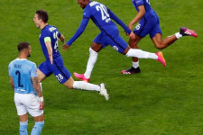 Bizonytalan üzleti alapokon nyugszik a teljes európai klubfoci