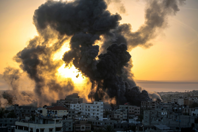 A Hamász egyik rakétája által eltalált épület Izraelben (fent) és egy izraeli légicsapás után felszálló füst Gázában 2021 májusában – Fotó: Amir Levy / Getty Images – Yousef Masoud / SOPA Images / LightRocket / Getty Images