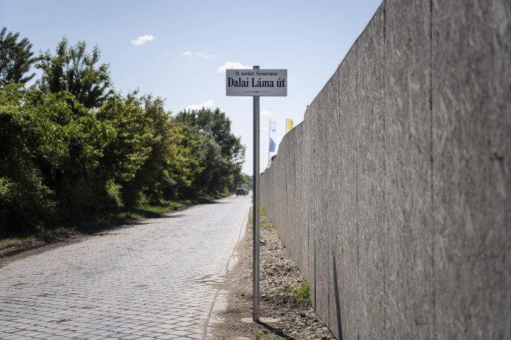 Az egyik új utcatábla 2021. június 1-jén – Fotó: Bődey János / Telex