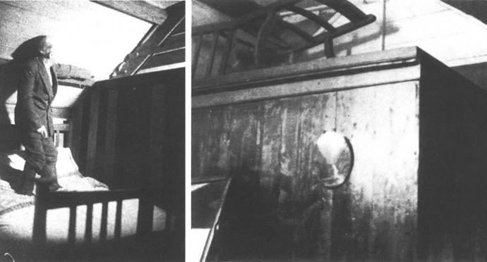 Jim Irving mutatja a hasadékot a tető és a fal között. ahol a beszélő mongúz az ujjait kidughatta volna, és Voirrey Irving gardróbszekrényének teteje, ami a mongúz szentélyeként ismert – Forrás: The Haunting of Cashen's Gap / Harry Price & R.S. Lambert / Methuen & Co. Ltd., 1936. / harrypricewebsite.co.uk