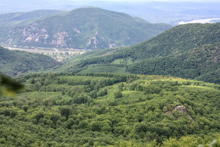 Fent: fel a Rám-hegyre, lent: a Rám-hegy (jobb alul) sziklája távlatból – Fotó: Martiskó „Amerika” Gábor
