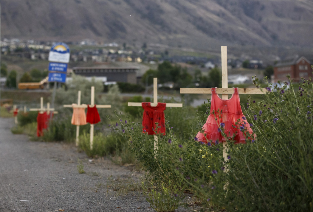 Az áldozatok tiszteletére emelt keresztek az egykori kamloopsi iskola közelében 2021. június 2-án – Fotó: Cole Burston / AFP