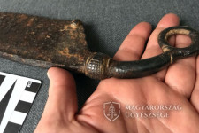Egy több mint kétezer éves, vaskori kelta kés eladása miatt nyújtott be vádiratot a pécsi ügyészség