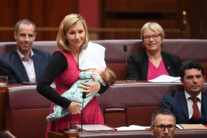 Ez a kép nem Romániában készült. Larissa Waters, az ausztrál Zöldek szenátora kislányát, Alia Joyt szoptatja a canberrai parlament szenátusi üléstermében 2017. június 22-én. MTI/AAP/Lukas Coch