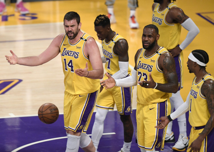 Marc Gasol és LeBron James egy személyi hiba miatt értetlenkedik a Phoenix Suns–Los Angeles Lakers-meccsenFotó: Harry How/AFP