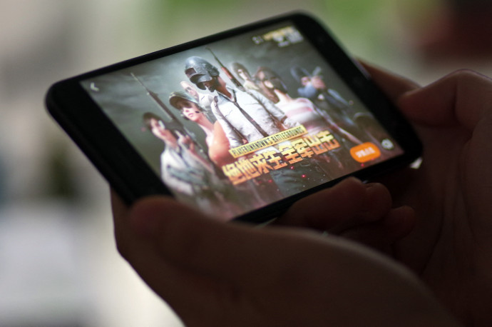 Kínai játékos a PUBG Mobile-lal játszik – Fotó: Lang Xinchen / Imaginechina / AFP
