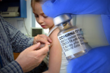 A brit gyógyszerfelügyelet is engedélyezte a Pfizer-vakcina alkalmazását a 12–15 éveseknél