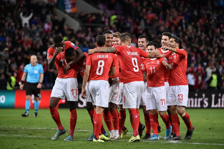 Svájci játékosok ünneplik csapatuk második gólját a Svájc és Írország közötti Euro 2020-as labdarúgó Európa-bajnoki selejtezőn a Stade de Genève stadionban Genfben 2019. október 15-én – Fotó: Fabrice Coffrini / AFP