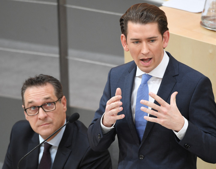 Heinz-Christian Strache hallgatja Sebastian Kurz beszédét az osztrák parlamentben 2017. december 20-án – Fotó: Roland Schlager / APA / AFP