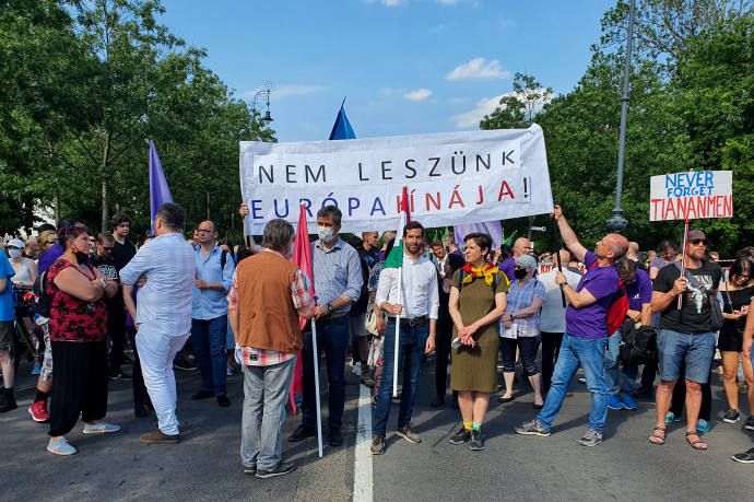 Hadházy Ákos, Fekete-Győr András és Széll Bernadett a tüntetők között