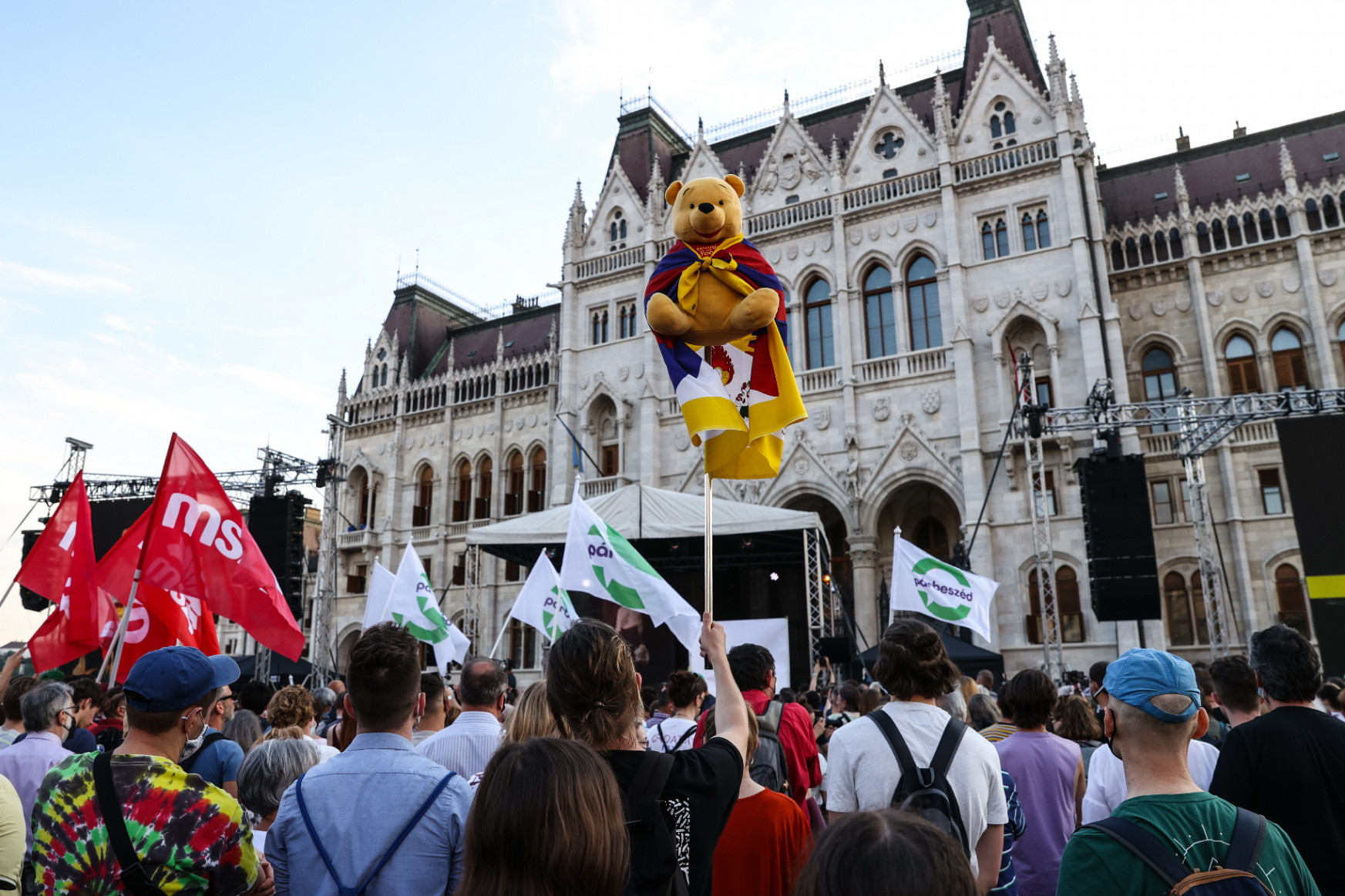 A Fudan és a Fidesz ellen tiltakoznak Budapesten