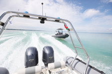 Lemerült a kishajó aksija, a vízi rendőrök vontatták partra a hajósokat a Balatonon