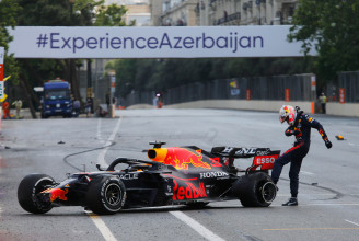 Verstappen az élről zúgott ki Bakuban, Hamilton két körrel a vége előtt szúrta el