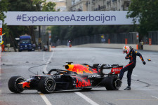 Verstappen az élről zúgott ki Bakuban, Hamilton két körrel a vége előtt szúrta el