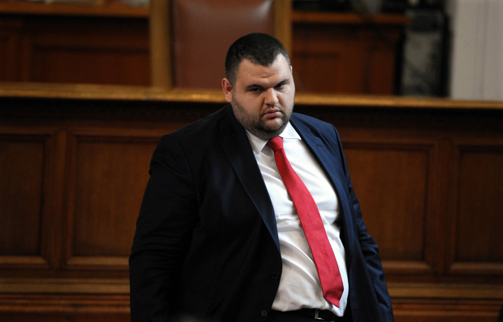 Deljan Peevszki, a Mozgalom a Jogokért és Szabadságokért (MRF) parlamenti képviselőjeként a bolgár parlament ülésén, Szófiában 2013. május 29-én – Fotó: Nikolay Doychinov / AFP