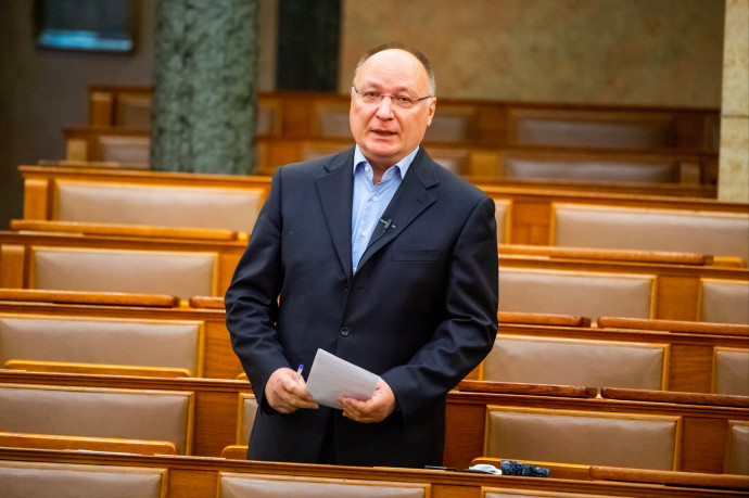 „Közéleti vitára alkalmas formában pillanatnyilag nem létezik” – egyetlen mondatot ismételget a kormány a Fudanról a parlamentben is