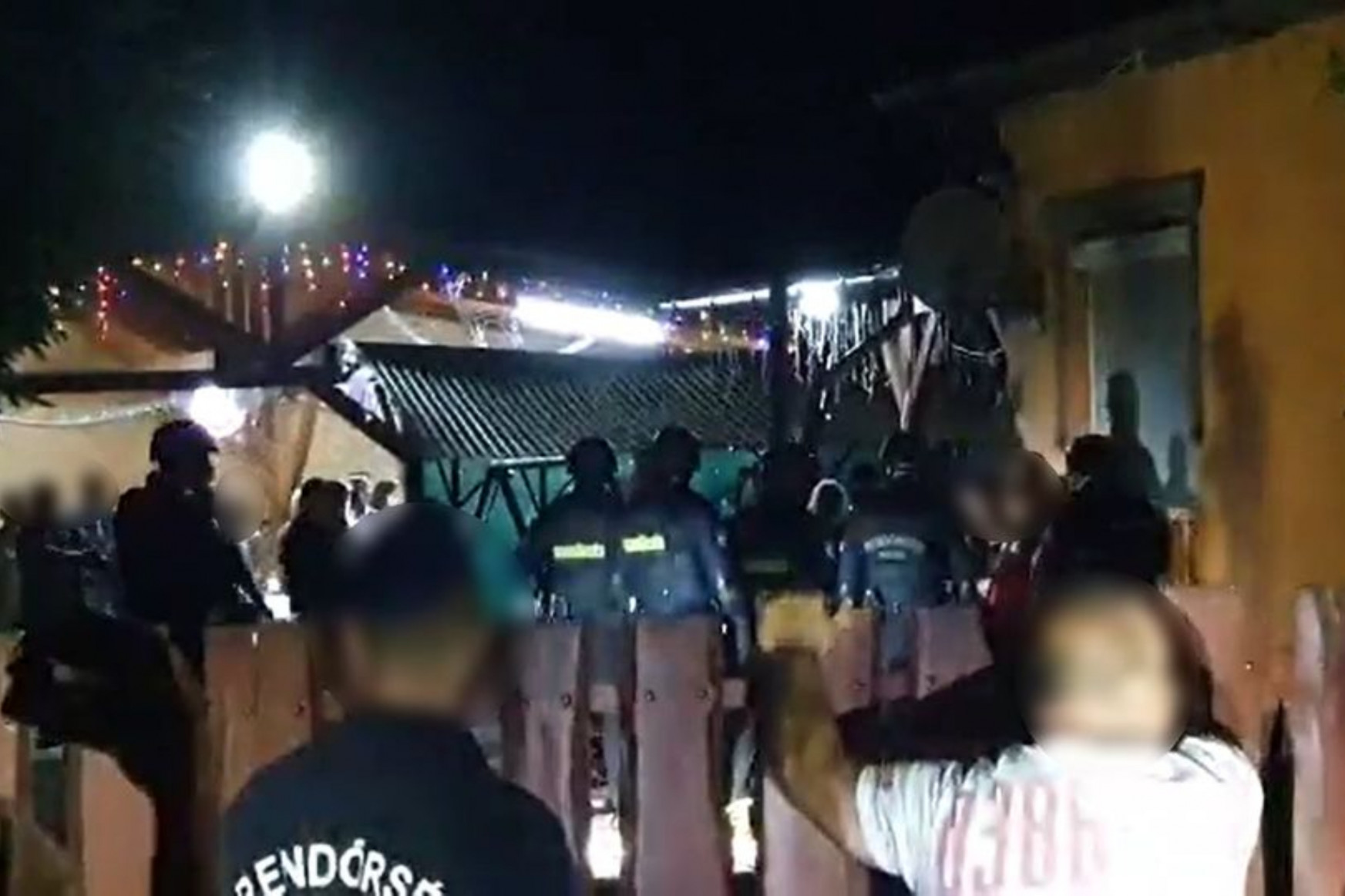 Verekedés volt Jászapátiban, a fideszes Pócs Jánost megfenyegették, egy bulizó zenészt elvittek a rendőrök