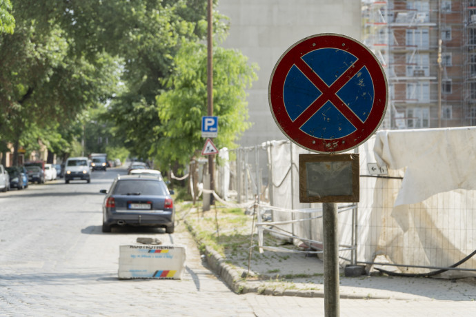 A június 7-ei helyzet: parkoló autók és lezárt végű gyalogossáv – Fotó: Lengyel-Szabó Péter / Telex