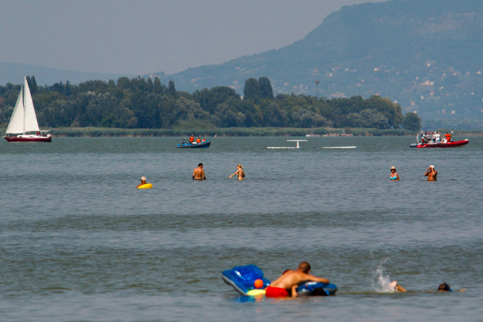 Napszemüvegbe épített kamerával filmezett a balatonberényi nudistastrandon, de lebukott