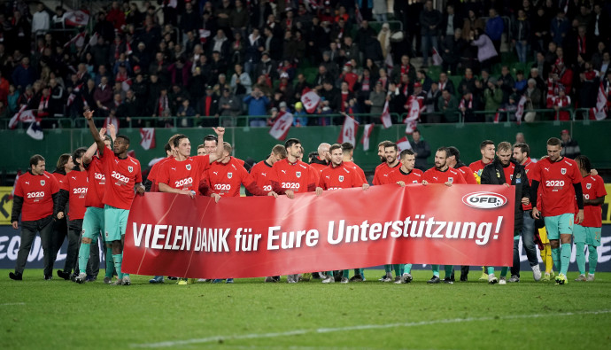 Az osztrák válogatott játékosai köszönik a szurkolók támogatását, miután 2019 őszén kijutottak az Európa-bajnokságra – Fotó: Georg Hochmuth / APA / AFP 