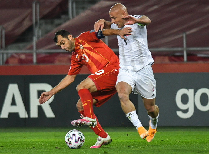 Goran Pandev harcol a grúz védővel a sorsdöntő, grúzok elleni meccsen – Fotó: Vano Shlamov / AFP