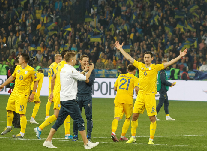 Ukrán játékosok ünneplik a győzelmet a Portugália elleni UEFA Euro 2020 selejtező mérkőzésük után 2019. október 14-én – Fotó: Vladimir Shtanko / Anadolu Agency / AFP