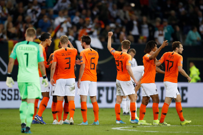 Holland játékosok ünneplik a németek elleni, 4-2-es győzelmet 2019. szeptember 6-án az UEFA Euro 2020 selejtező mérkőzése után – Fotó: Odd Andersen / AFP