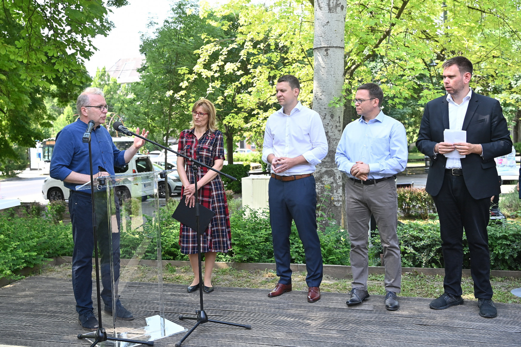 Két államtitkár és két polgármester is szónokolt a Budakeszi úti buszsávtervezési szerződés aláírásánál