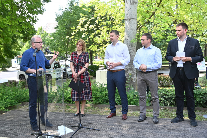Két államtitkár és két polgármester is szónokolt a Budakeszi úti buszsávtervezési szerződés aláírásánál