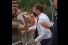 Egy férfi a tömegből lekevert egy pofont Macronnak