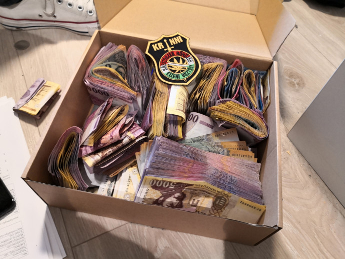 Egy doboz készpénz, amit a rendőrök az egyik gyanúsított címén találtak – Fotó: Készenléti Rendőrség