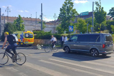 Kormányzati kisbusz gázolt kerékpárost a Margit hídnál