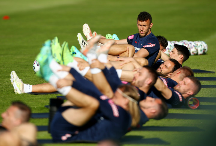 Ivan Perišić csapattársai között – Fotó: Antonio Bronic / Reuters