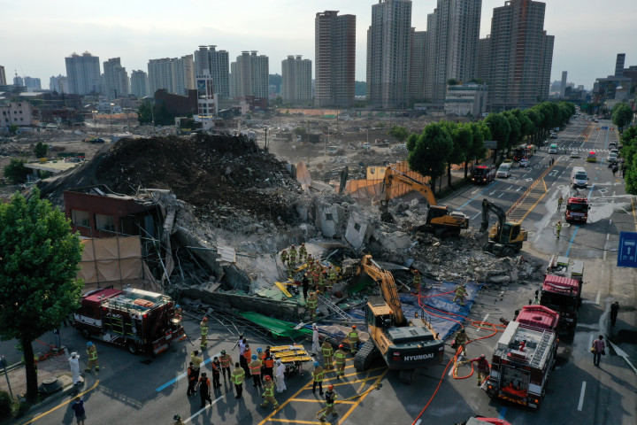 Az összedőlt épület maradványai a dél-koreai Kvangdzsu városában (Fotó: Reuters)