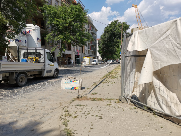 A június 9-ei helyzet: a szalagos sávot kiszélesítették, már nincs lezárva a vége, és eltűntek a parkoló autók – Fotó: Csatári Flóra Dóra / Telex