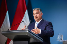 Orbán Viktor a kormányinfón: Engedélyezik a 12-16 évesek oltását