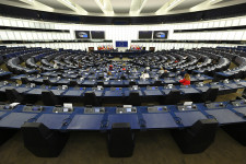 Beperelné az Európai Parlament a Bizottságot, ha nem kezdi el alkalmazni a jogállamisági rendeletet