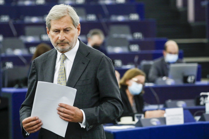 Johannes Hahn költségvetésért felelős uniós biztos a szerdai vitán – Fotó: Julien Warnand / Pool / AFP