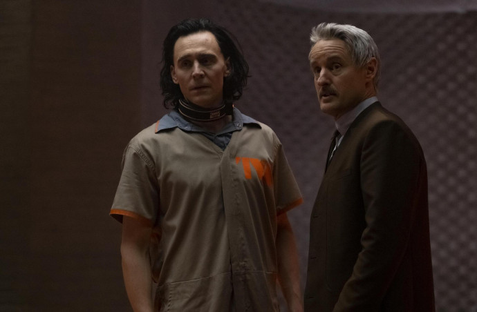Loki (Tom Hiddlestone) és a TVA-ügynök társa, Mobius (Owen Wilson) – Fotó: Marvel / Disney+