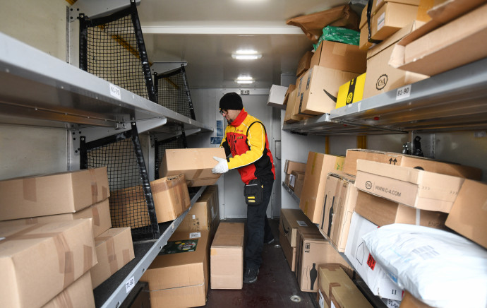 A DHL egyik németországi furgonja belülről. Fotó: AFP
