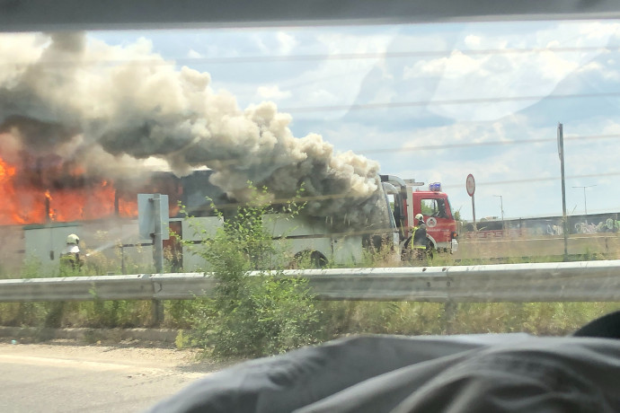 Kigyulladt egy busz az M7-es érdi szakaszánál