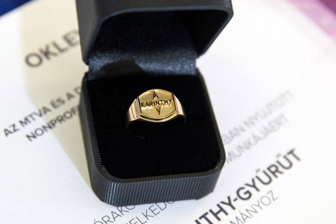 A közmédia szerint Galla Miklós méltatlan a Karinthy-gyűrűre