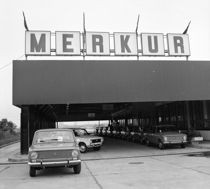 A Merkur Személygépkocsi Értékesítő Vállalat telepe a Védgát utcában. Fotó: Fortepan / UVATERV