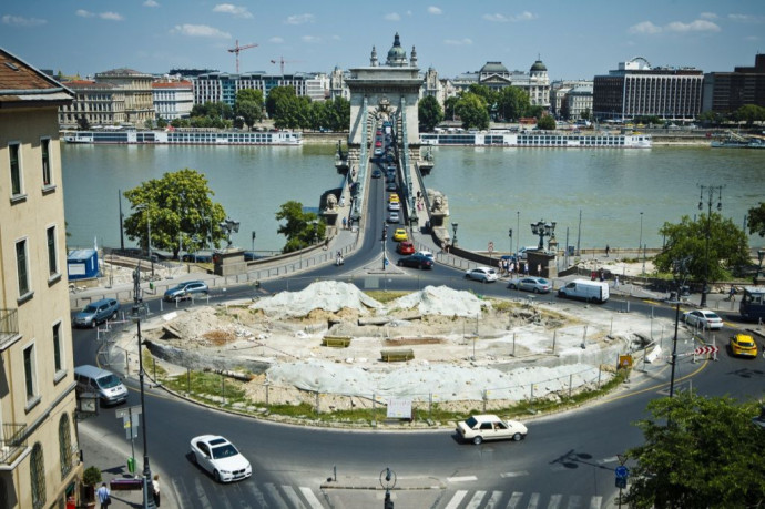 Tarlós főpolgármestersége alatt is felszántották a Lánchíd előtti virágágyást