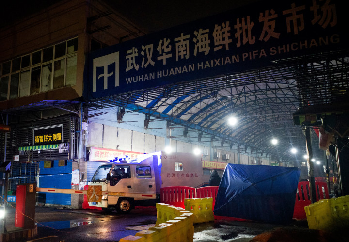 A vuhani higiéniai veszélyhelyzeti akciócsoport épp elhagyja a bezárt Huanan piacot 2020. január 11-én – Fotó: Noel Celis / AFP